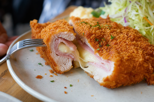 Cordon bleu: rețetă cu șuncă și cașcaval