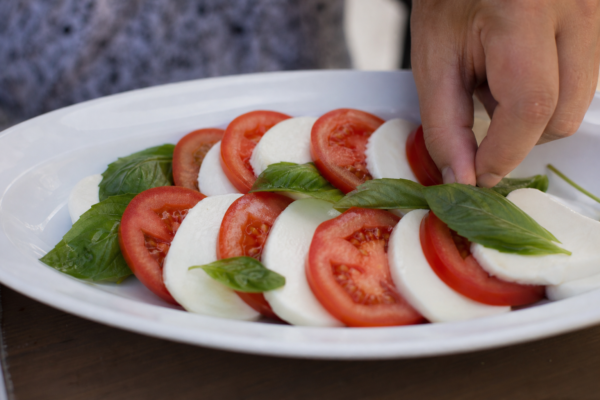Salată Caprese: rețetă italiană cu mozzarella și roșii