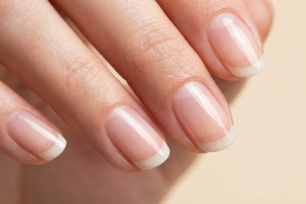 Manichiura „Lumière Nude” este noua obsesie minimalistă. Cum obții efectul de unghii perfecte