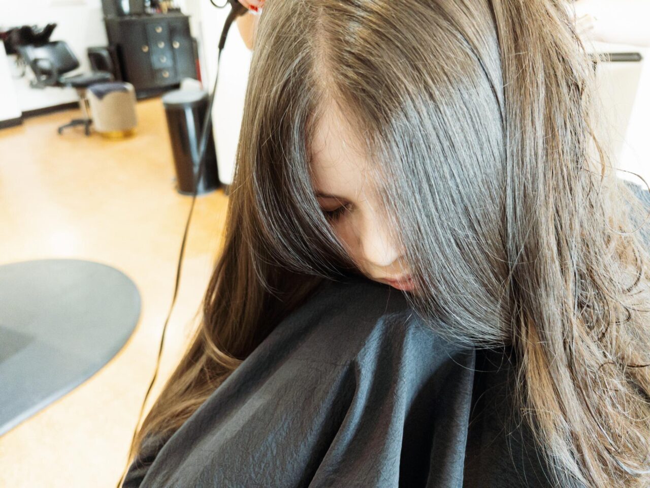 Gray blending: tehnica prin care firele albe sunt integrate în culoare, nu acoperite complet