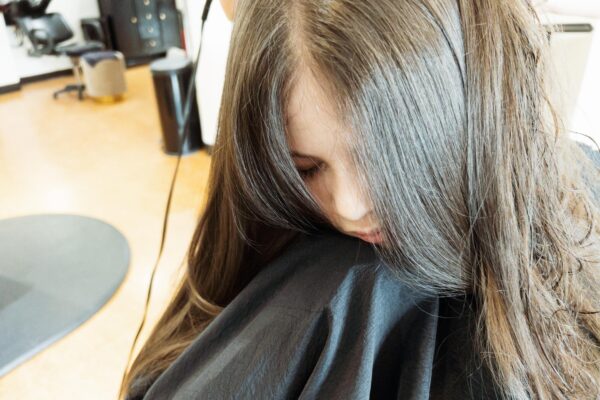 Gray blending: tehnica prin care firele albe sunt integrate în culoare, nu acoperite complet