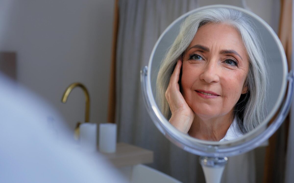 Pielea la menopauză: de ce devine mai uscată și cum se schimbă rutina de îngrijire