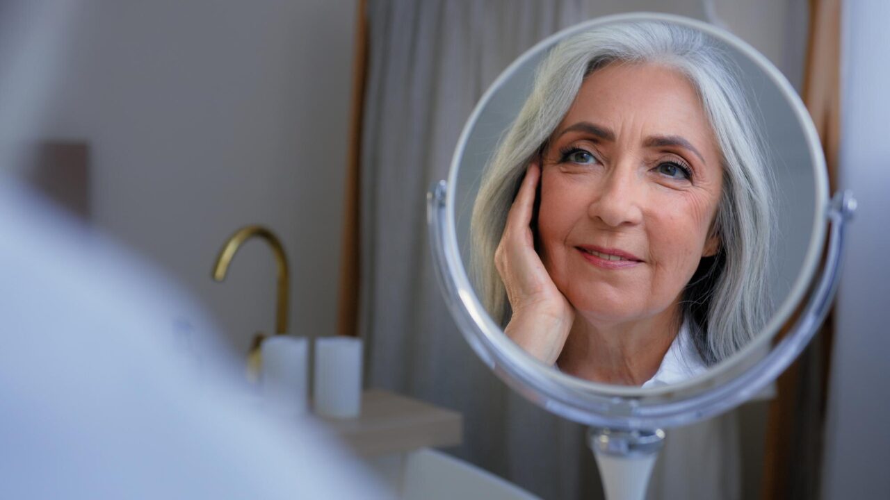 Pielea la menopauză: de ce devine mai uscată și cum se schimbă rutina de îngrijire