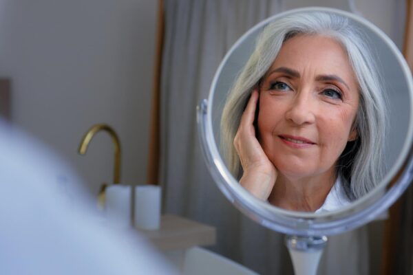 Pielea la menopauză: de ce devine mai uscată și cum se schimbă rutina de îngrijire