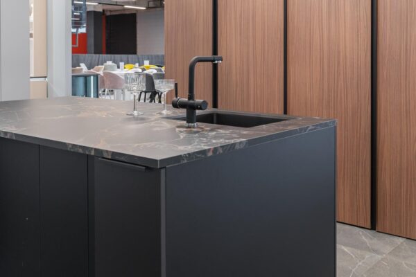 Cum alegi blatul de bucătărie: PAL, compact, quartz sau granit