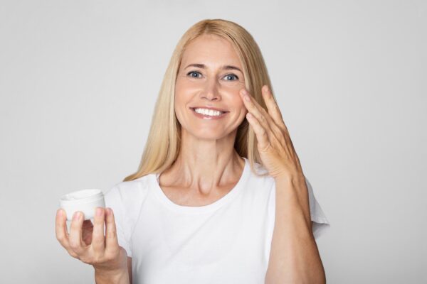 Îngrijirea tenului după 40 de ani: produse și ingrediente recomandate