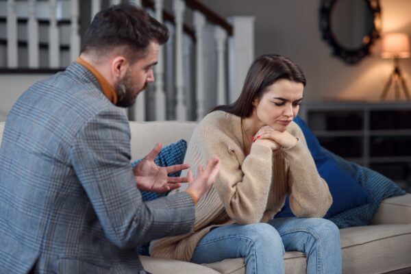 Partenerul recunoaște infidelitatea, dar evită întrebările: cum continui discuția