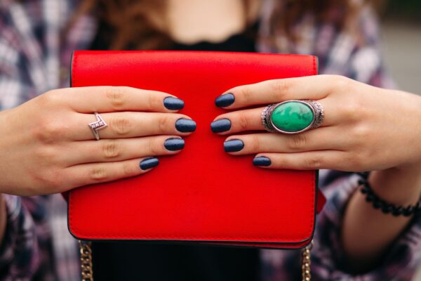 Velvet nails: manichiura magnetică în nuanțe de smarald și bordo