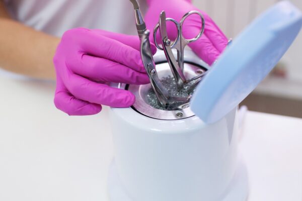 Cum cureți și dezinfectezi instrumentele de manichiură folosite acasă