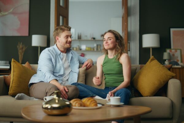 Gesturi de afecțiune în cuplu: cum afli ce contează pentru partener