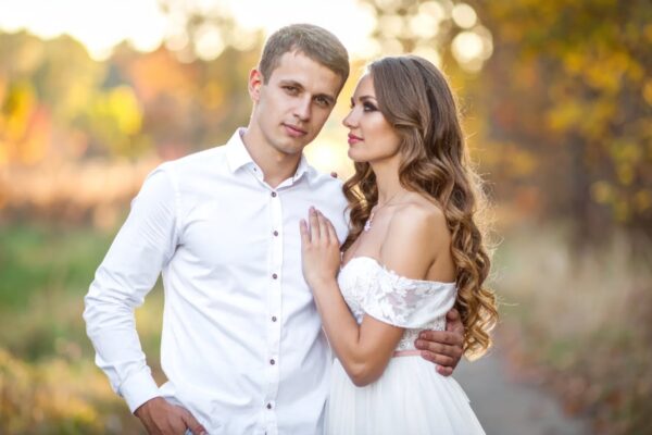 Ținută de invitată la o nuntă de toamnă: cum alegi rochia și încălțămintea