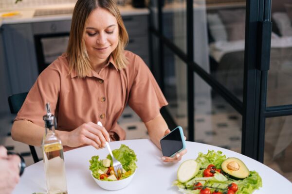 Deficitul caloric: ce înseamnă și cum îl creezi fără să suferi